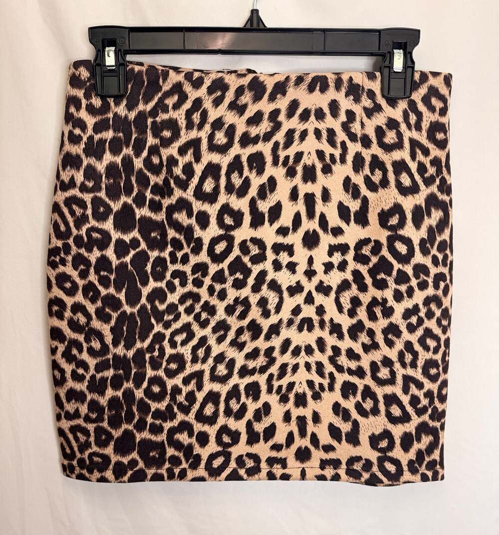 Venti6 Leopard Print Mini Skirt Size M
Keywords: 90's, animal print, comfortable